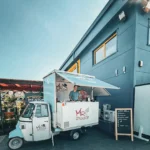 Piaggio Ape Słowackiego przy markecie Mrówka
