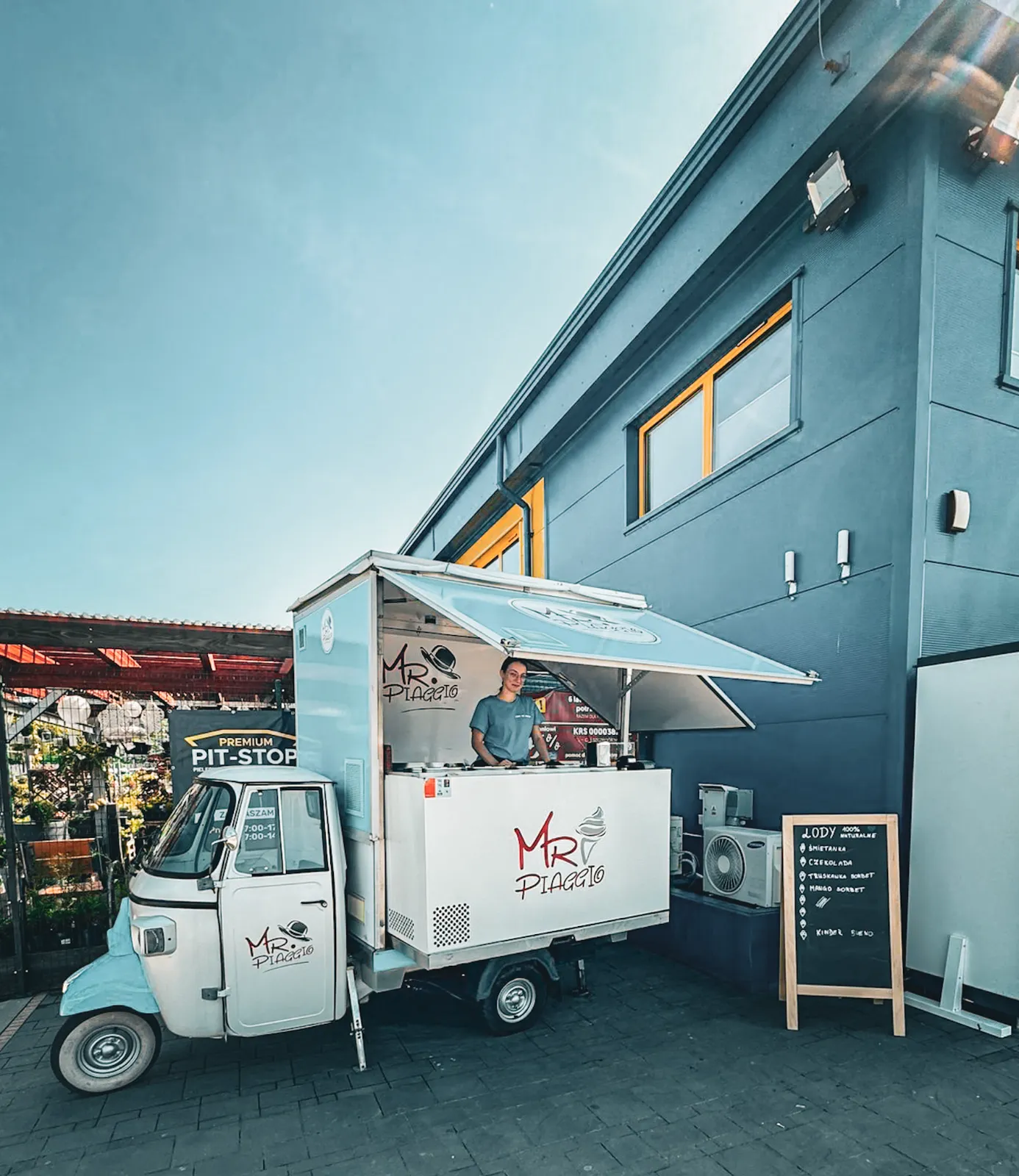 Piaggio Ape Słowackiego przy markecie Mrówka